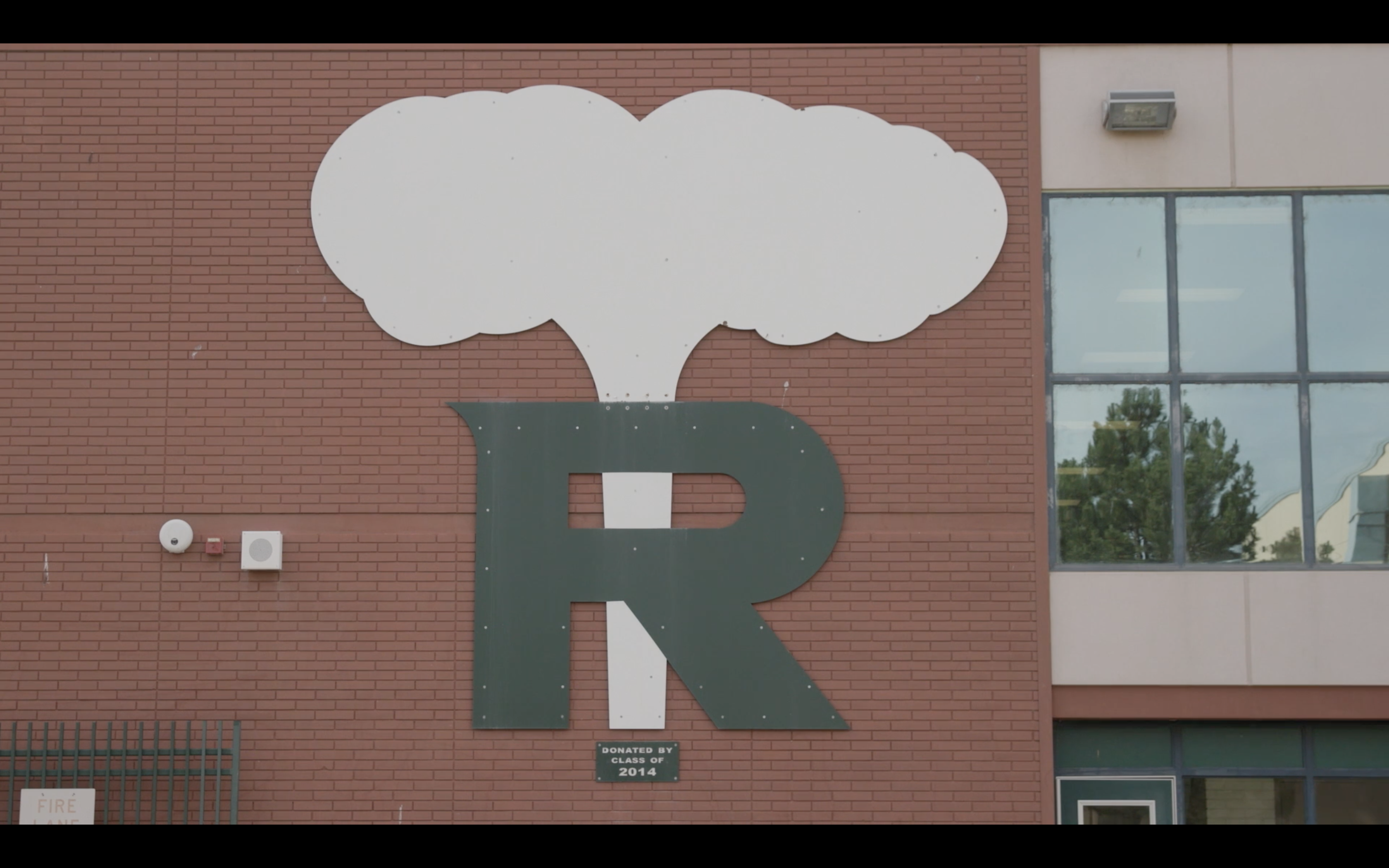 A white mushroom cloud exploding from the top of a green letter R